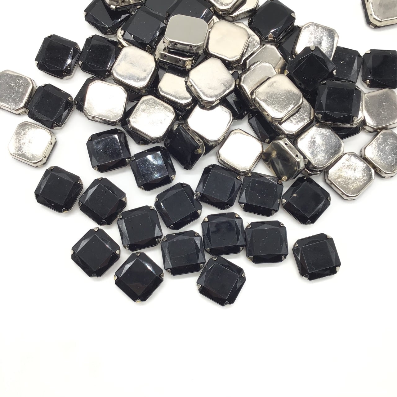14194275767-pedra-engrampada-18x18-preto.jpg