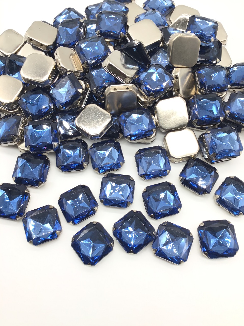 14194283784-pedra-emgrampasa-18x18-azul-marinho.jpg